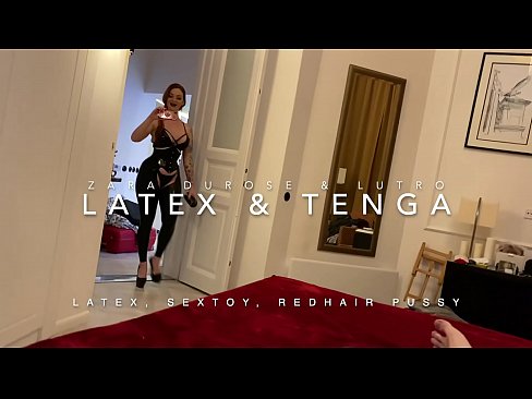 ❤️ Ngoanana e monyane ea nang le hlooho e khubelu ea apereng seaparo sa latex se kentsoeng ke ntate oa bobeli ️❌  ❌❤