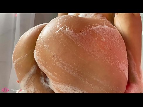 ❤️ Brunette o ipholla litho tsa botona kapa botšehali ho li khotsofatsa Pussy e nang le Vibrator ho ea ho Intense Orgasm in Shower ️❌  ❌❤